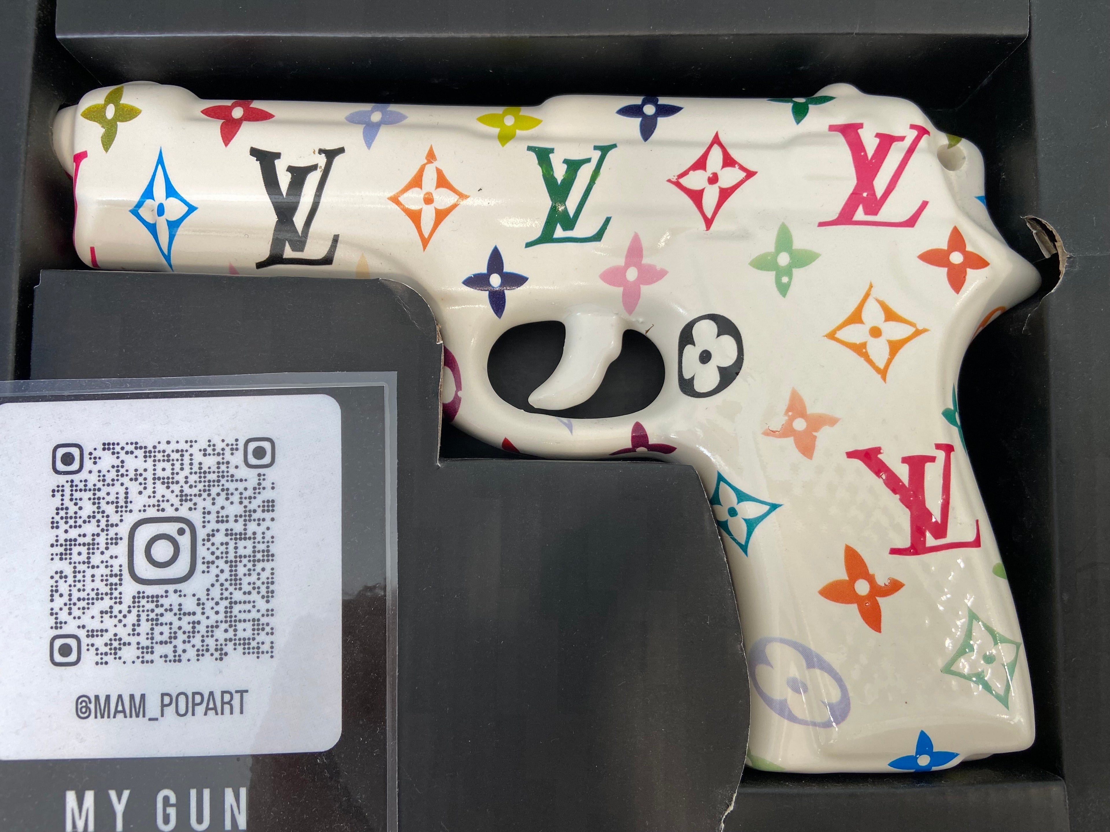 Opera pop art MY GUN n.1 confezionata, porcellana decorata acrilico & wrapping, packaging originale.