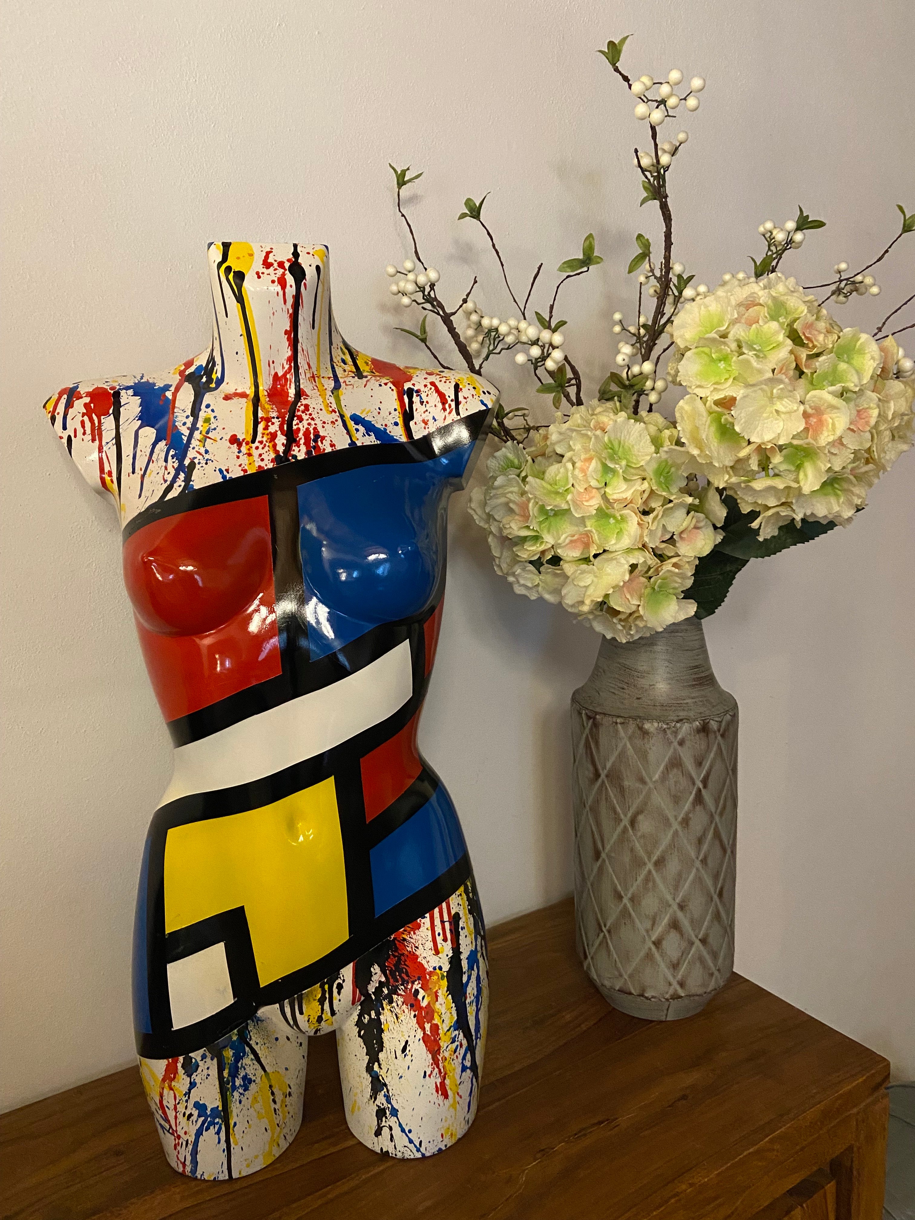 Scultura artistica Miss Mondrian, torso femminile in resina, tecnica spray acrilico e proiezioni, pop art moderna.