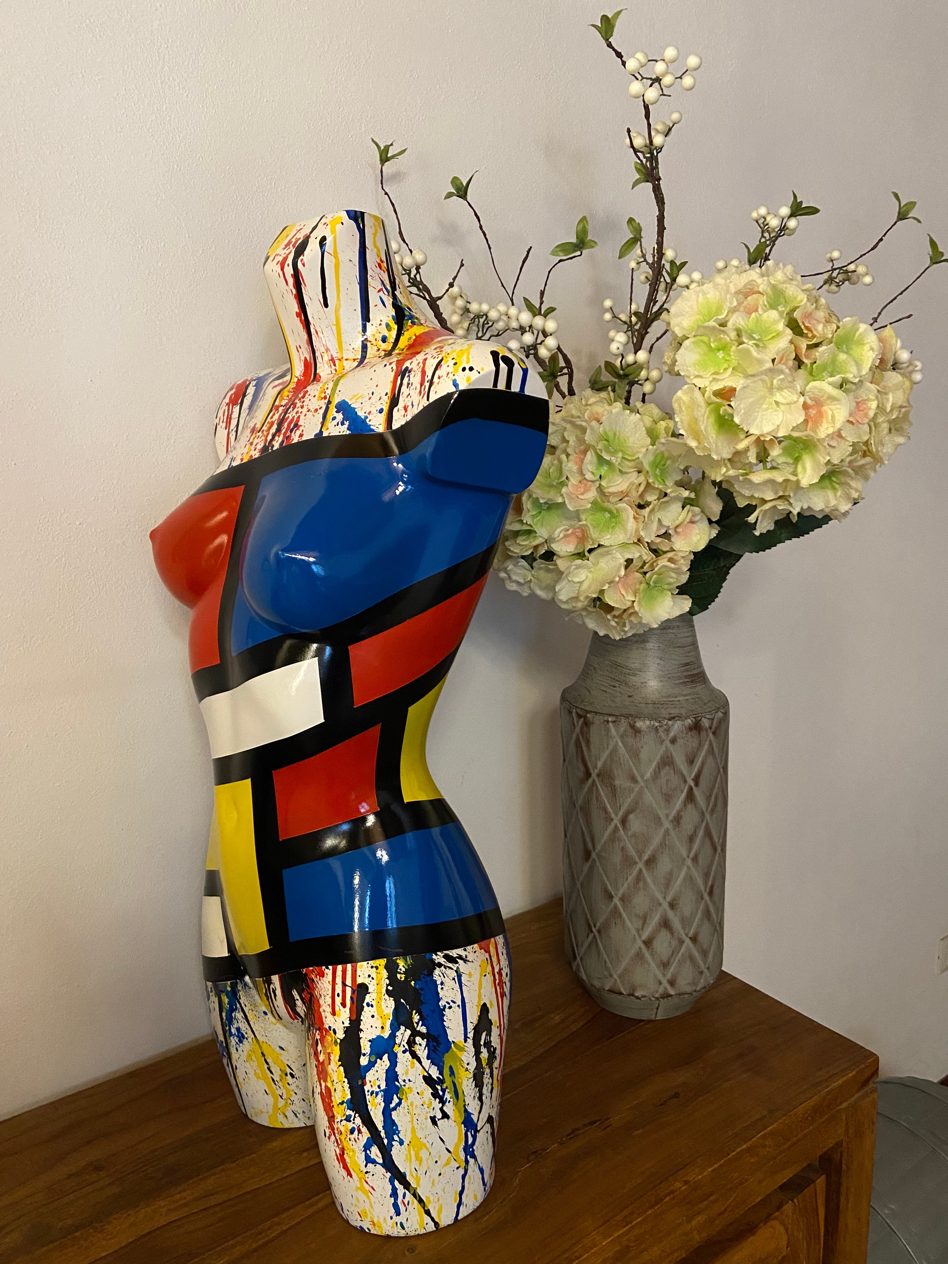 Vista laterale della scultura Miss Mondrian, torso femminile in resina colorata, stile pop art astratto con spray acrilico.