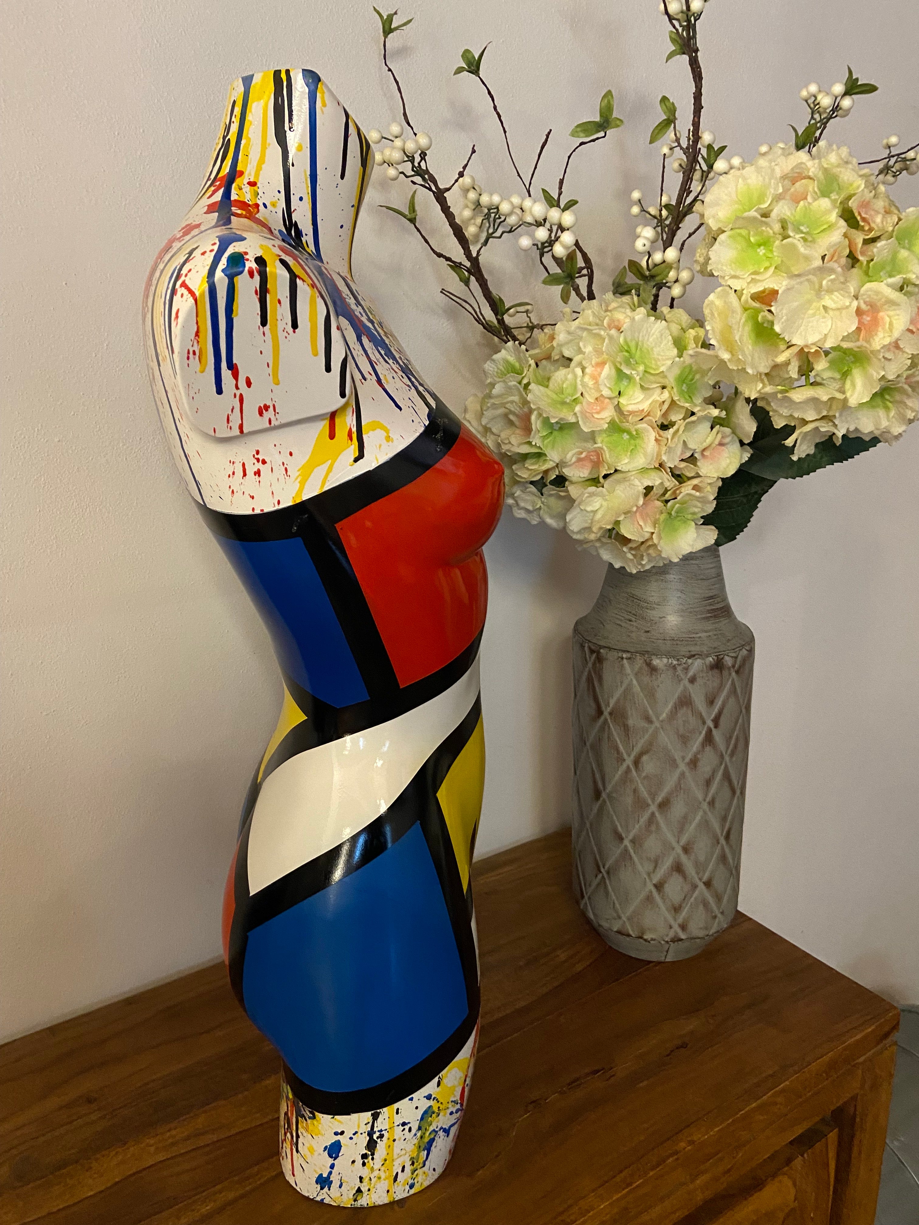 Scultura Miss Mondrian, torso femminile in resina, colori geometrici ispirati a Mondrian con dettagli pop art.