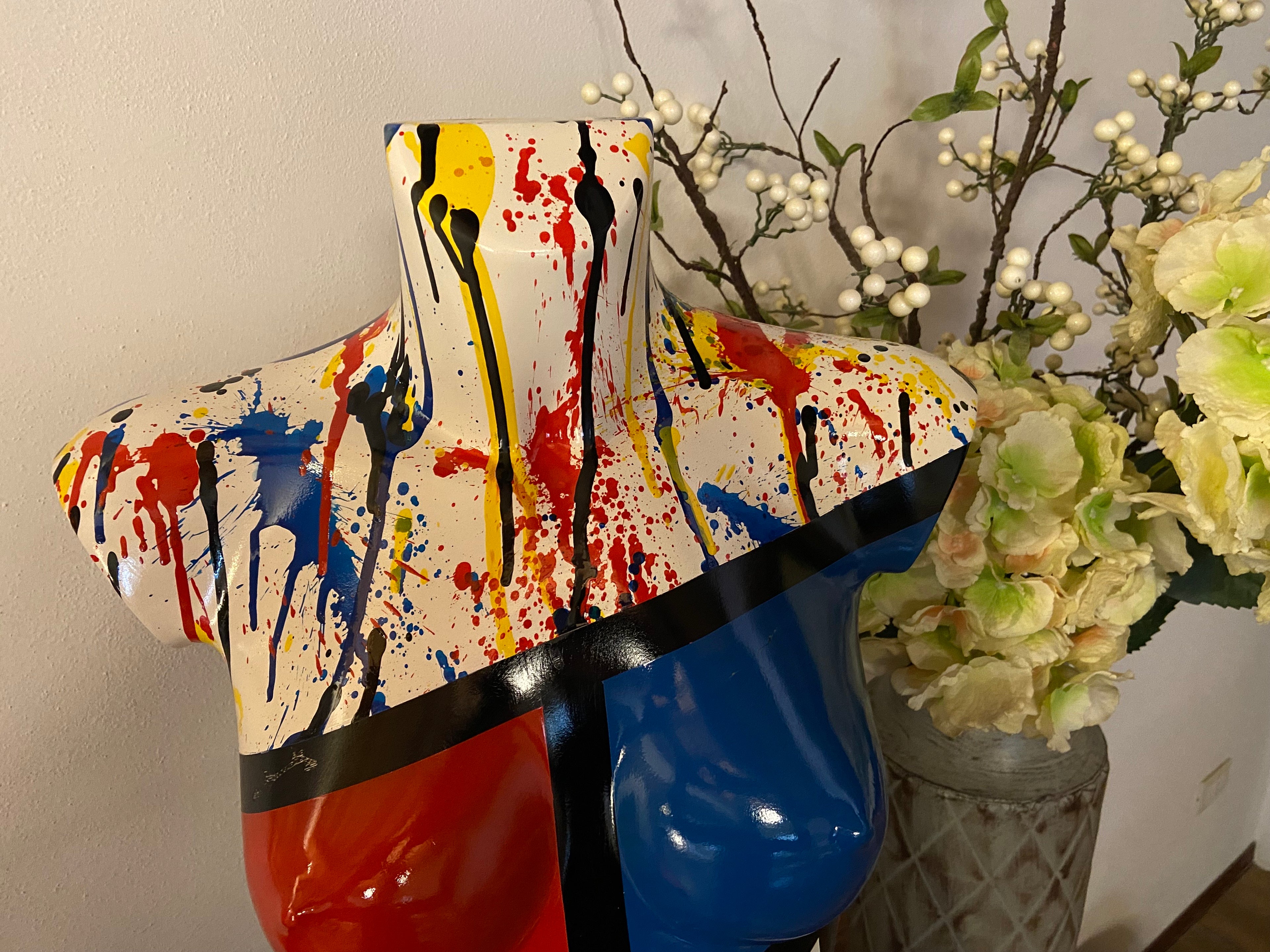Dettaglio della parte superiore della scultura Miss Mondrian, torso in resina con colature di vernice acrilica multicolore.